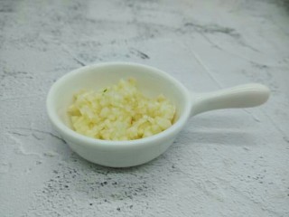 7、下酒菜【酱爆螺蛳】,蒜用刀背拍碎,切细末,