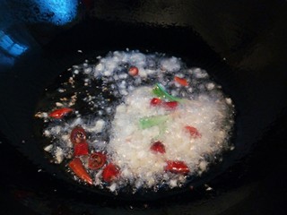 8、下酒菜【酱爆螺蛳】,锅里多放一点油,油温微微有点热时,加蒜,干辣椒,香菜梗,郫县豆瓣酱炒出香味