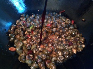 10、下酒菜【酱爆螺蛳】,加入少许生抽调味,