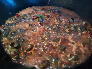 11、下酒菜【酱爆螺蛳】,再加上一小碗水,转中火焖煮几分钟(加了郫县豆瓣酱够咸了,所以不用加盐了,口味重的,可以加少许盐)