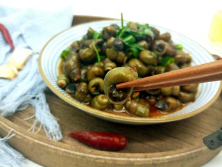 13、下酒菜【酱爆螺蛳】,刚出锅,孩子就来拿去吃了,还给我们倒好了饮料,说可以坐下来美美地吃炒螺蛳了,一会功夫,小子面前的螺蛳都堆的老高了,说味道都进去了,汤汁还可以拌米饭吃。