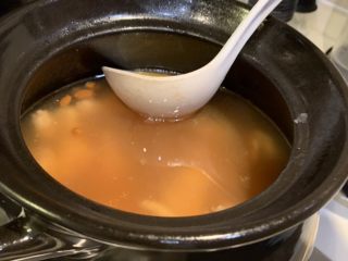 2、高汤简易版炒芥兰,如果家里在煮汤，可以把高汤表层的油一起捞出