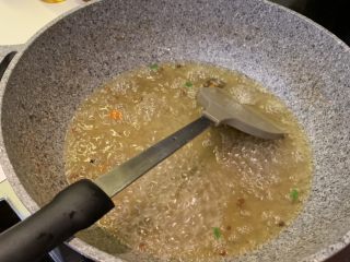 3、高汤简易版炒芥兰,放到锅里煮滚