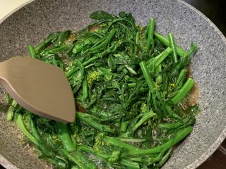 5、高汤简易版炒芥兰,炒软后放入生抽和盐，翻炒均匀后就可以出锅了