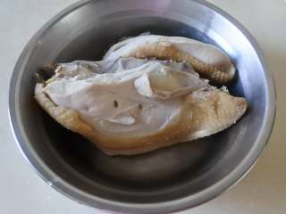 1、麻辣鸡丝,鸡胸煮熟，手撕成丝