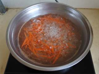 2、麻辣鸡丝,胡萝卜去皮切丝，加油盐焯水断生（不要太过火）