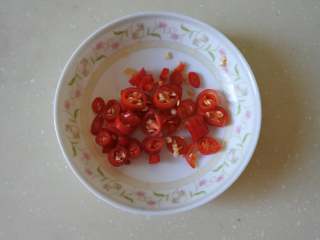 3、麻辣鸡丝,香菜切段，梗和叶子分开。小米椒切圈备用