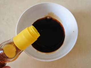 4、麻辣鸡丝,鲜酱油加糖、醋、辣椒油、花椒油调成汁