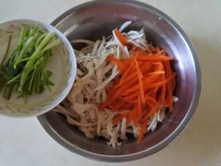 5、麻辣鸡丝,鸡丝中放入胡萝卜丝、香菜梗拌匀