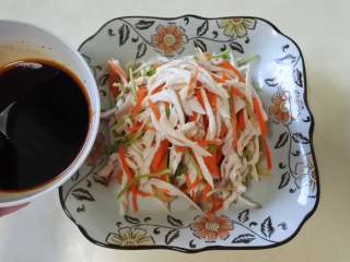 6、麻辣鸡丝,放入盘中，倒入调好的酱汁