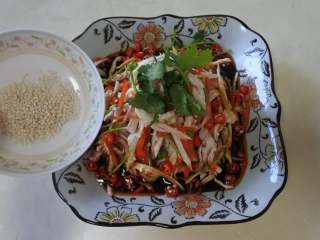 7、麻辣鸡丝,撒上香菜叶、小米椒、芝麻点缀即可