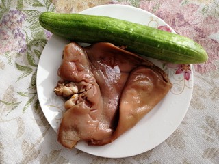 1、黄瓜拌猪耳朵,主料，熟猪耳朵，黄瓜。