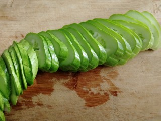 2、黄瓜拌猪耳朵,黄瓜洗净切厚切。