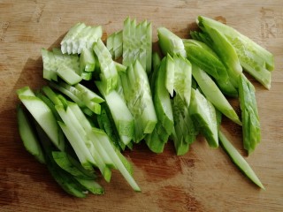 3、黄瓜拌猪耳朵,再切粗条。