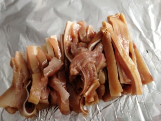 4、黄瓜拌猪耳朵,猪耳朵也切粗条。