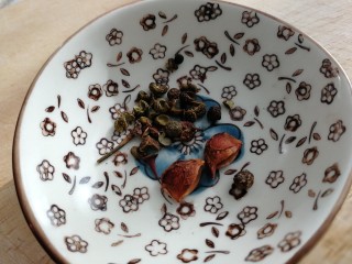 5、黄瓜拌猪耳朵,一些麻椒粒和两个八角瓣。