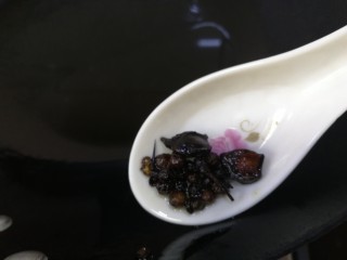 7、黄瓜拌猪耳朵,麻椒粒和八角瓣。