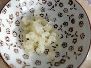 9、黄瓜拌猪耳朵,压成蒜泥。