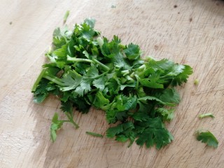 11、黄瓜拌猪耳朵,切碎。