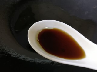 12、黄瓜拌猪耳朵,放入炸油锅里半汤匙香醋。