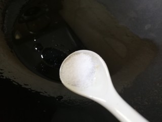 13、黄瓜拌猪耳朵,半小勺盐。