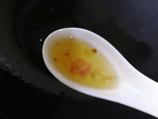 14、黄瓜拌猪耳朵,适量香油。