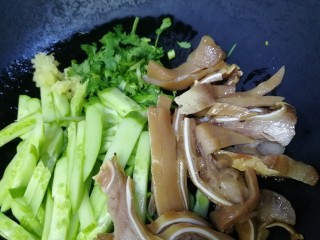 16、黄瓜拌猪耳朵,放入黄瓜条，切好的猪耳朵，香菜末，蒜末。