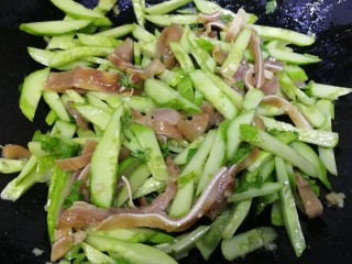 17、黄瓜拌猪耳朵,翻拌均匀即可。