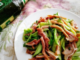 18、黄瓜拌猪耳朵,盛盘。爽口，下酒又下饭。