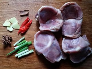 1、香辣鸭胗,备好食材，鸭胗用食盐洗净