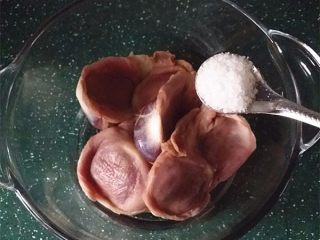 2、香辣鸭胗,加入4克食盐抓匀