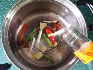 4、香辣鸭胗,将调料放至锅中，再倒入料酒