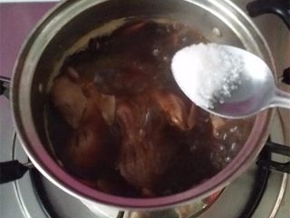 8、香辣鸭胗,煮开后放点白糖转小火继续