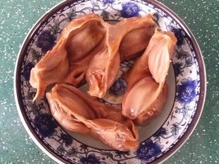 11、香辣鸭胗,取至盘中