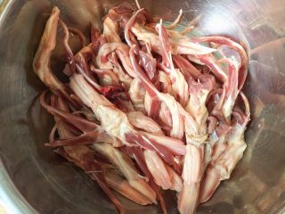 1、甜辣口秘制酱鸭舌,到菜场买新鲜鸭舌，称好后让卖家把鸭舌气管拔掉，新鲜的比冷冻的肉质更嫩，第一步先将鸭舌洗净