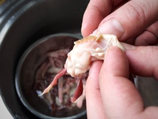 2、甜辣口秘制酱鸭舌,自己吃要去除多余皮质，位于鸭舌根部摸起来硬硬的东西，我称它为鸭舌的角质