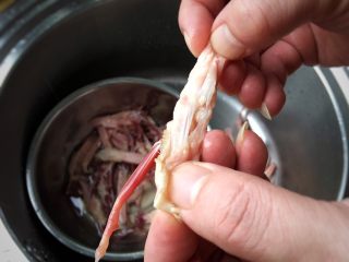 3、甜辣口秘制酱鸭舌,挨个检查去除，确保鸭舌入口时美好的口感