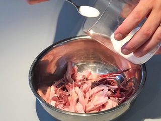 4、甜辣口秘制酱鸭舌,加盐反复揉搓，此步骤是为了祛除鸭舌表面粘液，使得鸭舌更为清爽。时间大概搓一两分钟即可