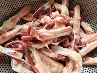 5、甜辣口秘制酱鸭舌,再次清洗，沥干水份，这时的鸭舌已经非常美腻诱人