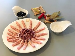 6、甜辣口秘制酱鸭舌,准备好配料，甜面酱，生姜，复合香料（香味，八角，大料等）冰糖