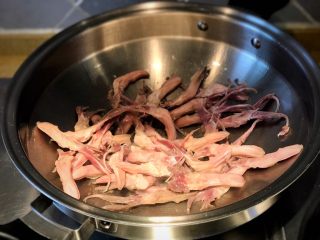 7、甜辣口秘制酱鸭舌,锅内加油烧热，下鸭舌煸炒，我做的时候省略了焯水，此步骤既可去除异味又可保持鲜美