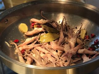 8、甜辣口秘制酱鸭舌,将复合香料，生姜下锅，煸炒出香味