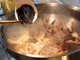 9、甜辣口秘制酱鸭舌,加入提前准备好的甜面酱