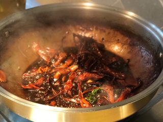 10、甜辣口秘制酱鸭舌,加酱油，加没过食材三分之二的开水，加入葱结，姜片，蚝油，冰糖鸡精，小火十分钟