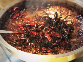 11、甜辣口秘制酱鸭舌,十分钟后取出香料，葱结，生姜，大火收汁到浓稠