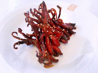 12、甜辣口秘制酱鸭舌,出锅装盘，如果是家中有客人，上桌食用再撒点芝麻就大功告成啦