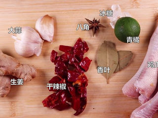 1、往鸡爪里倒入一瓶啤酒，吃起来大呼过瘾,首先将所有食材准备好