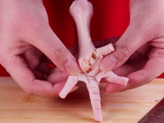 3、往鸡爪里倒入一瓶啤酒，吃起来大呼过瘾,接着用刀子在鸡爪指腹的部位切上几刀。