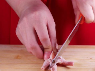 4、往鸡爪里倒入一瓶啤酒，吃起来大呼过瘾,这样使鸡爪在炖煮的过程中更容易入味。