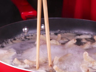 7、往鸡爪里倒入一瓶啤酒，吃起来大呼过瘾,将焯水好的鸡爪撇开浮沫，捞出鸡爪装碗备用。